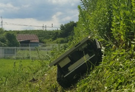 【写真2】傾斜地での草刈（現行ユニモワーズ）