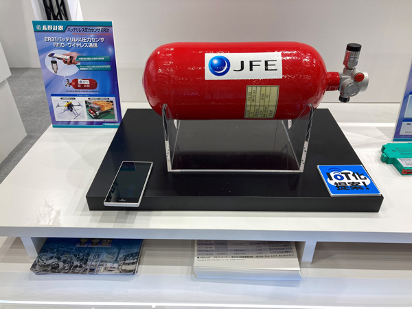 【写真】展示の様子（新サイズ6.8Ｌの水素燃料電池用高圧複合容器）