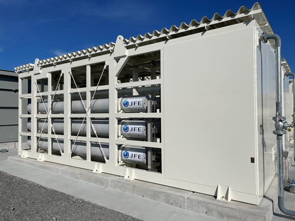 【写真】「福島水素充填技術研究センター」内の当社水素ステーション用蓄圧器